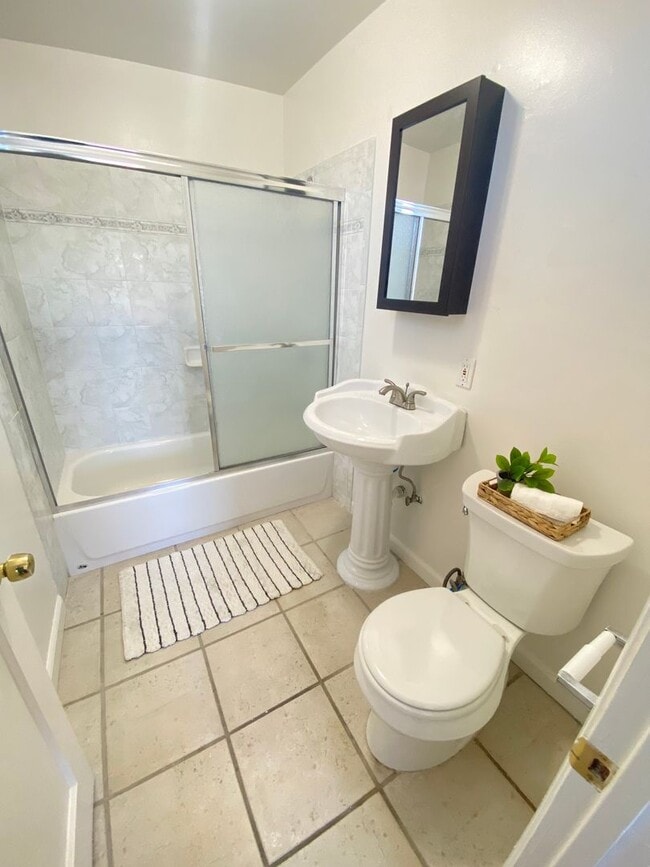 Building Photo - Advent - Low Deposit W/ Laundry & Detached...