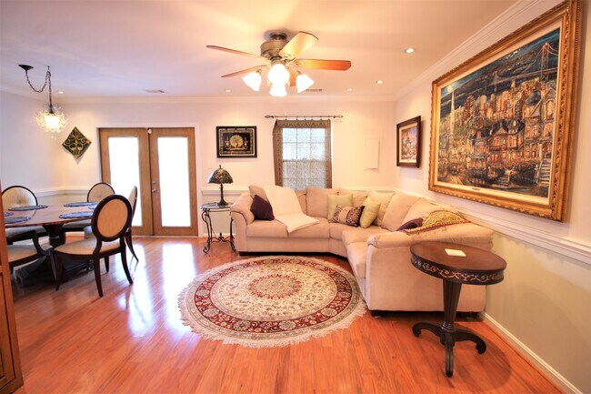 Foto del edificio - Charming Brick Front 2-Level Townhome in Alexandria