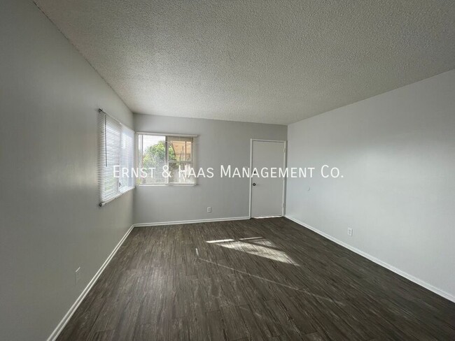 Building Photo - Fantastic Low Rise Garden Apartment! *MOVE...