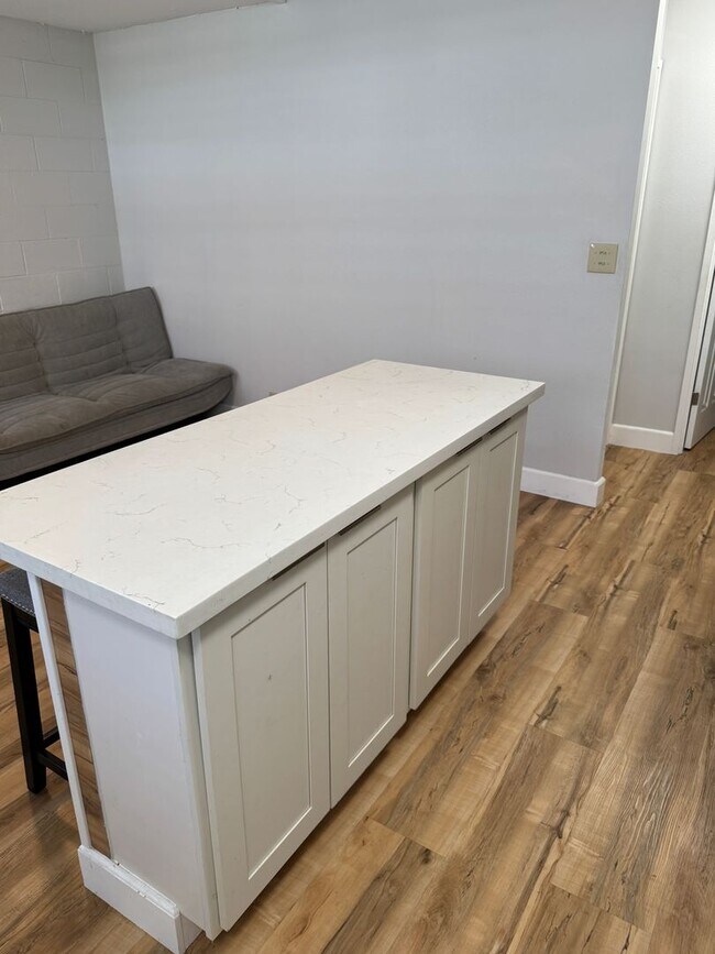 Building Photo - Lusitana Gardens 1 bed/1 bath/1 parking - Utilities included