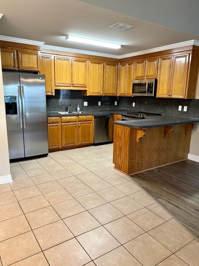 Building Photo - 421 Red Oak Ln