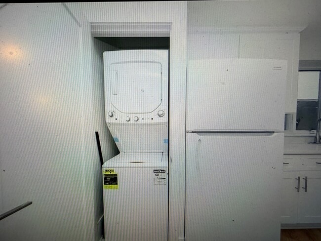 Building Photo - 2022 E 53rd St