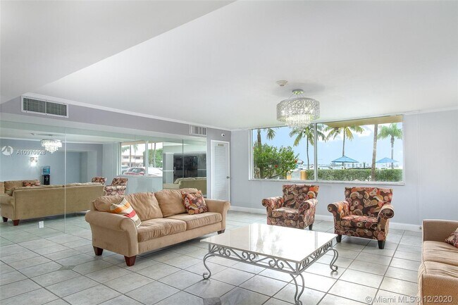 Building Photo - 2821 N Miami Beach Blvd