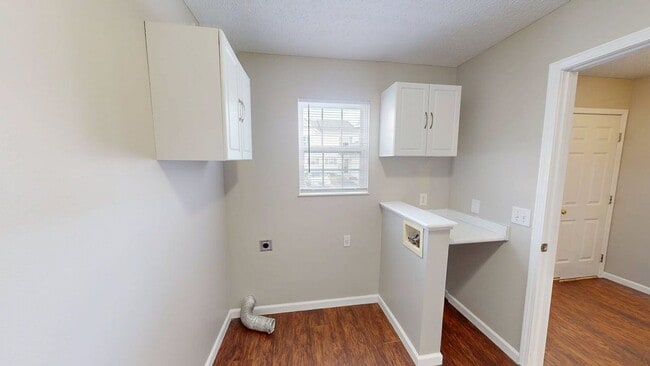 Building Photo - 6752 Lagrange Dr