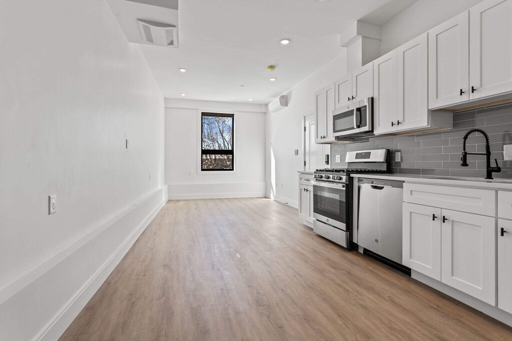 Primary Photo - 1137 Washington St