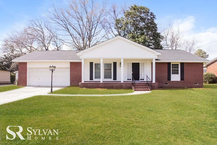 Foto principal - One-level living in this 3 BR, 2 BA home