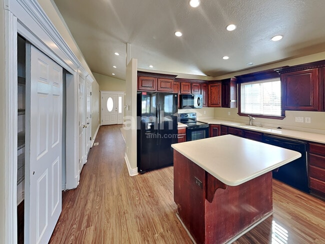 Building Photo - 1403 E 820 S