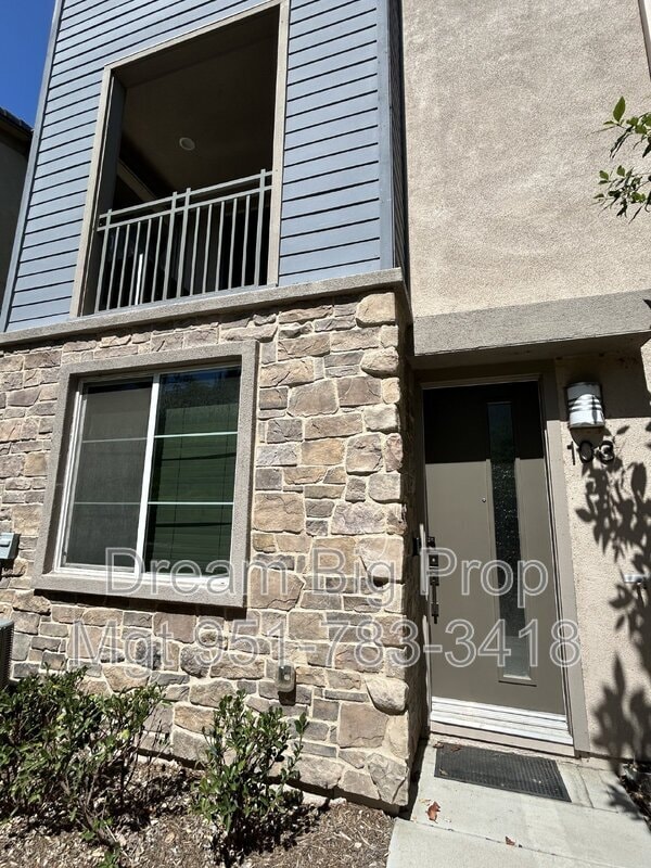 Building Photo - 609 Savi Dr