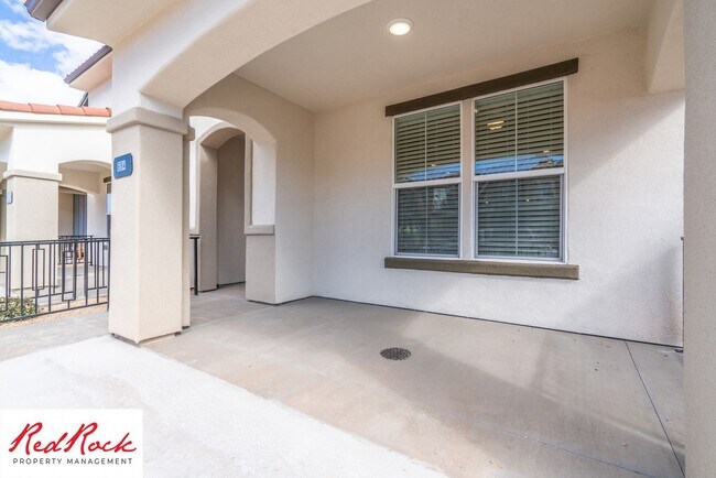 Building Photo - Pet Friendly 3 Bedroom Townhome in Desert ...