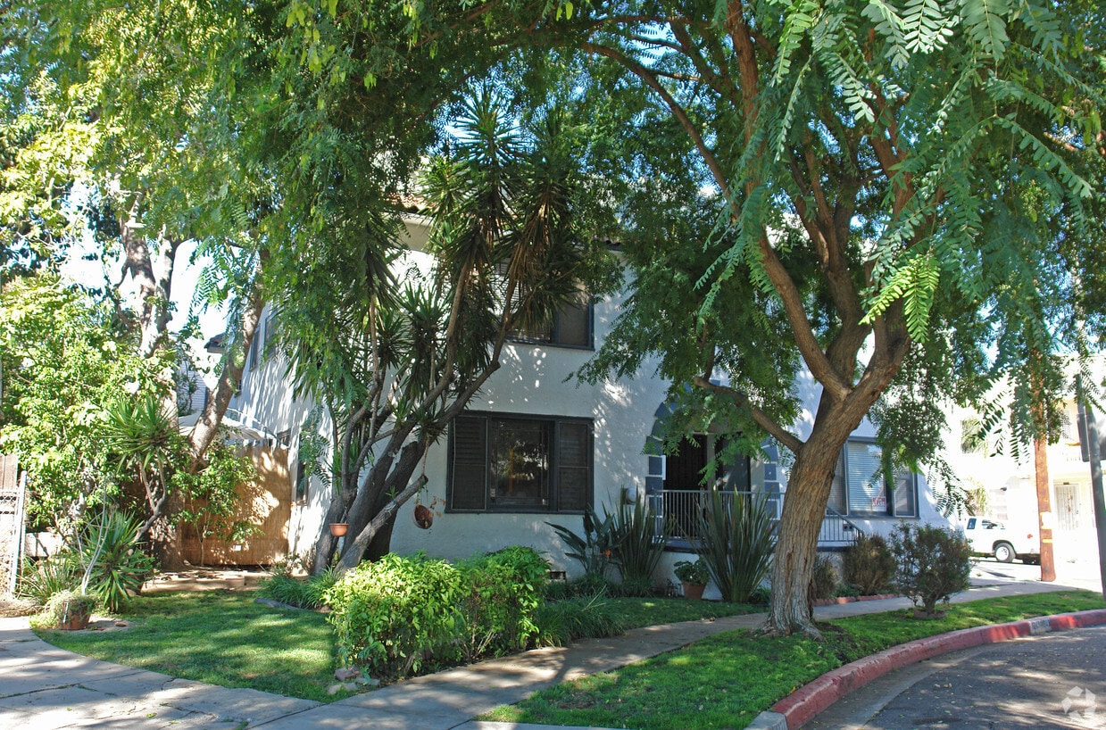 Building Photo - 1241 N Poinsettia Pl