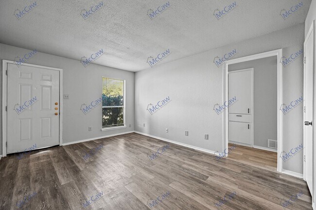 Foto del edificio - Lovely 2/1 Duplex in Arlington!