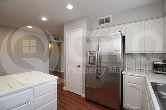 Building Photo - 2522 E Don Carlos Ave