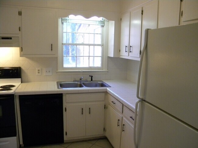 Foto del edificio - Lilburn 2 Bedroom End Unit Townhouse, Hard...