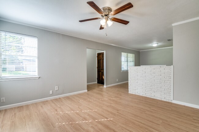 Foto del edificio - 404 Valentine Ln