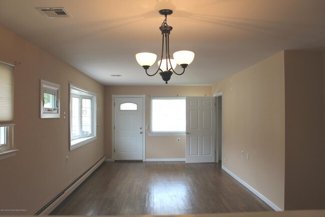Building Photo - 1677 Yorktowne Blvd