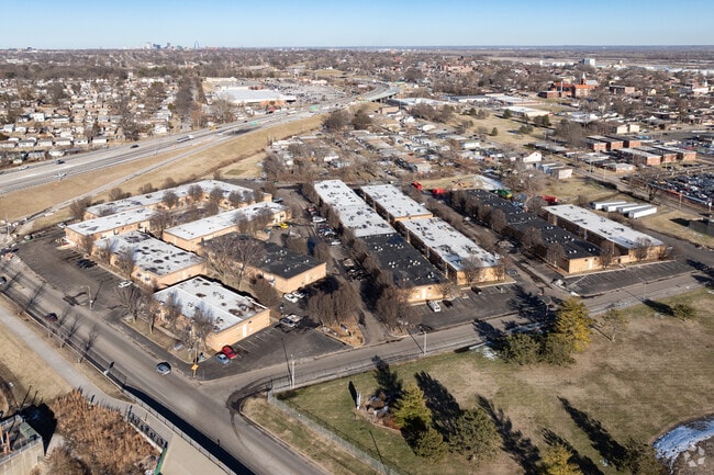 Building Photo - Greenway Trail Apartments