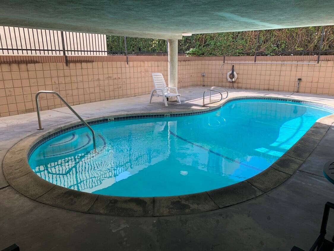 Piscina - 1411 N Poinsettia Place