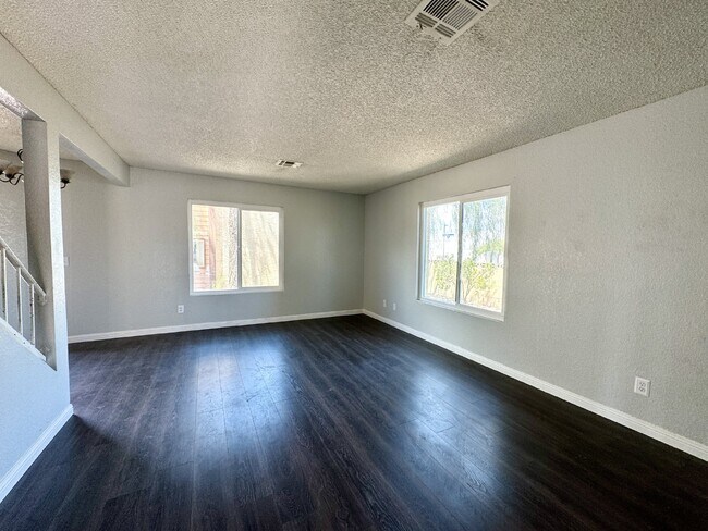 Foto del edificio - 4BD/3BA Henderson Townhome with Fireplace,...
