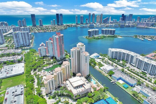 Foto del edificio - 3330 NE 190th St