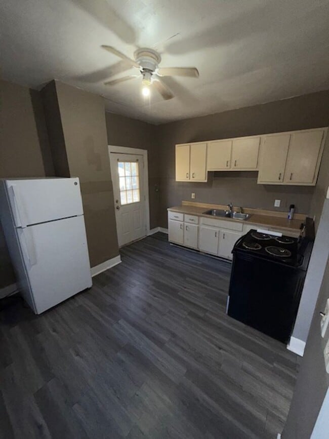 Building Photo - 1708 S Kerth Ave