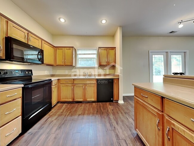 Building Photo - 137 Lake House Rd