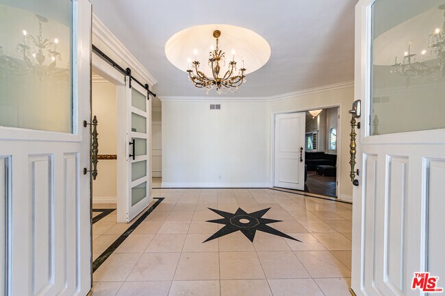Foto del edificio - 18022 Lake Encino Dr