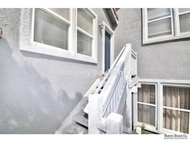 Building Photo - 1919 Lansdowne Way