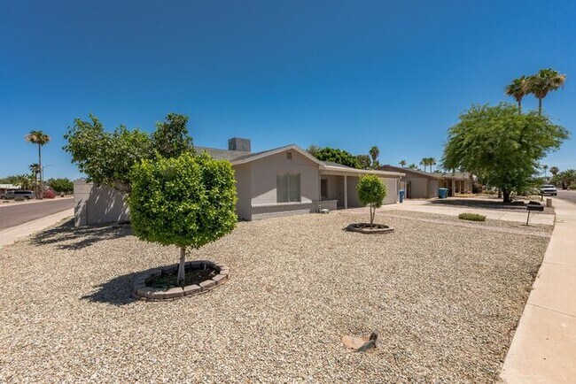Building Photo - NOW AVAILABLE! 1438 W Topeka Drive, Phoeni...