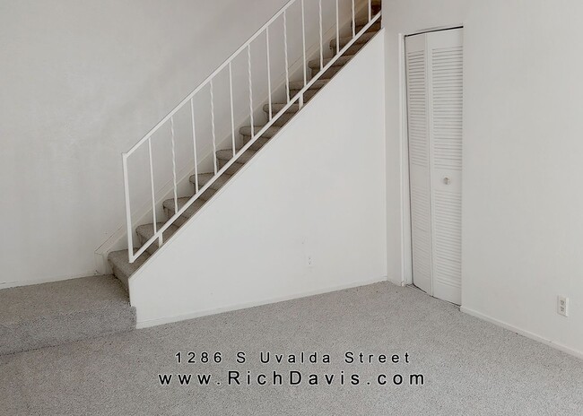 Building Photo - 2 bed, 1 Bath, 900 sqft with washer/dryer hookups and 1 car garage