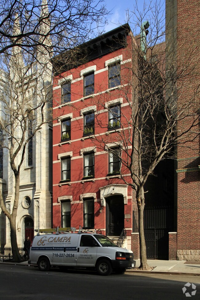 Foto principal - 133 W 4th St