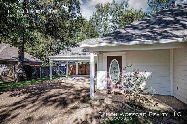 Foto del edificio - 1113 Laurel Dr