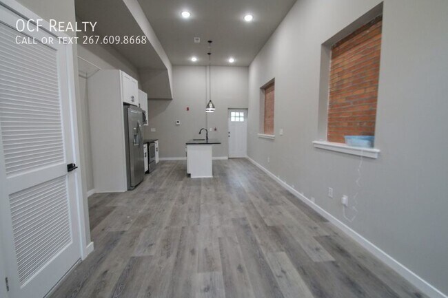 Building Photo - Large Renovated Brewerytown Five Bedroom A...