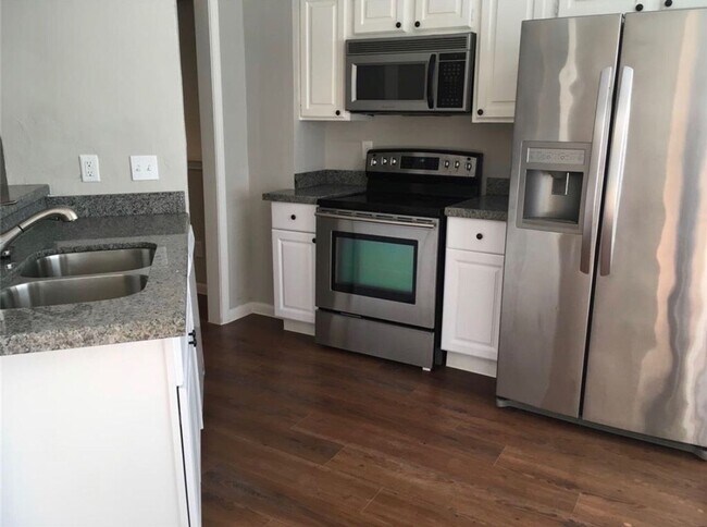Foto del edificio - Completely Remodeled Townhouse in the hear...