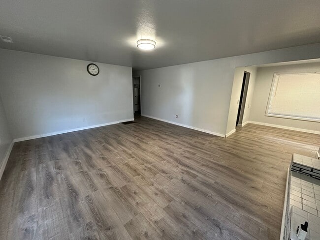 Building Photo - 3 Bedroom 1 Bath Home With A Huge Living R...