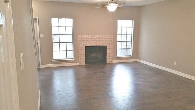 Foto del edificio - 17573 Red Oak Dr