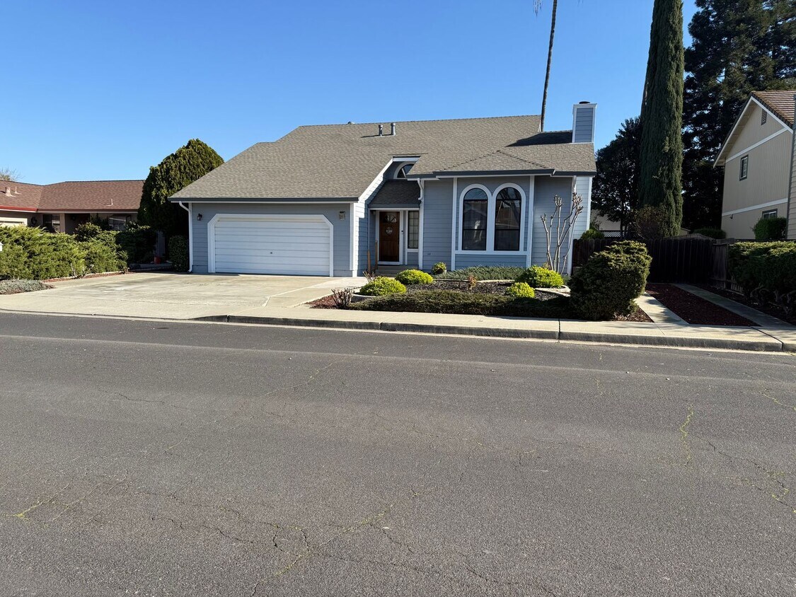 Foto del edificio - REMARKABLE NEIGHBORHOOD OF CUSTOM HOMES! 2 BED 2.5 BATH LOCATED IN CENTRAL BRENTWOOD LOCATION WIT...