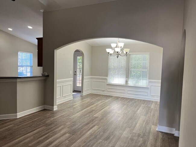 Foto del edificio - GREAT 4-BEDROOM HOME / ST JAMES SCHOOL DIS...
