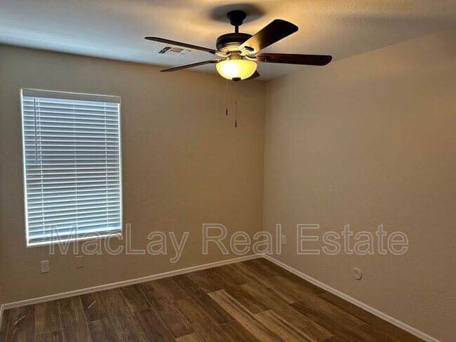 Foto del edificio - 2011 W Sunshine Butte Dr