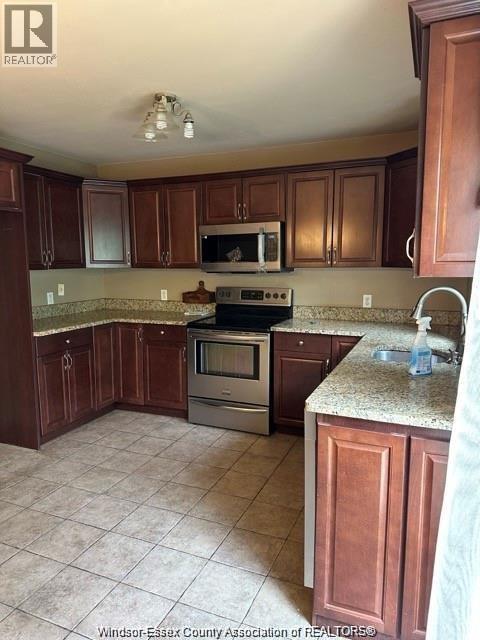 Building Photo - 945 Imperial Crescent