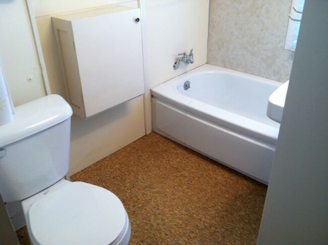 Building Photo - 2500 Fuller Ave NE