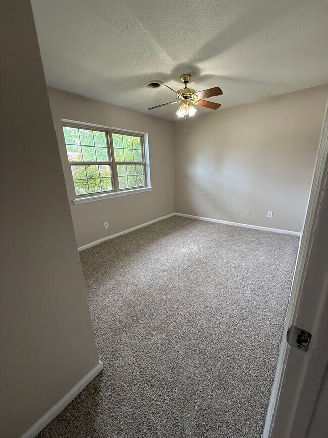 Foto del edificio - 3 BEDROOM 2 BATH HOUSE CENTRAL HEAT & AIR, UTILITIES ARE EGW, FENCED YARD, 2 CAR CARPORT, W/D HOO...