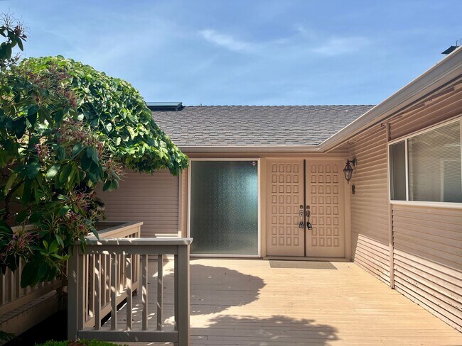 Building Photo - Light-Filled Somerset View Home