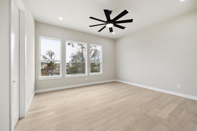 Foto del edificio - 5823 Mansfield St