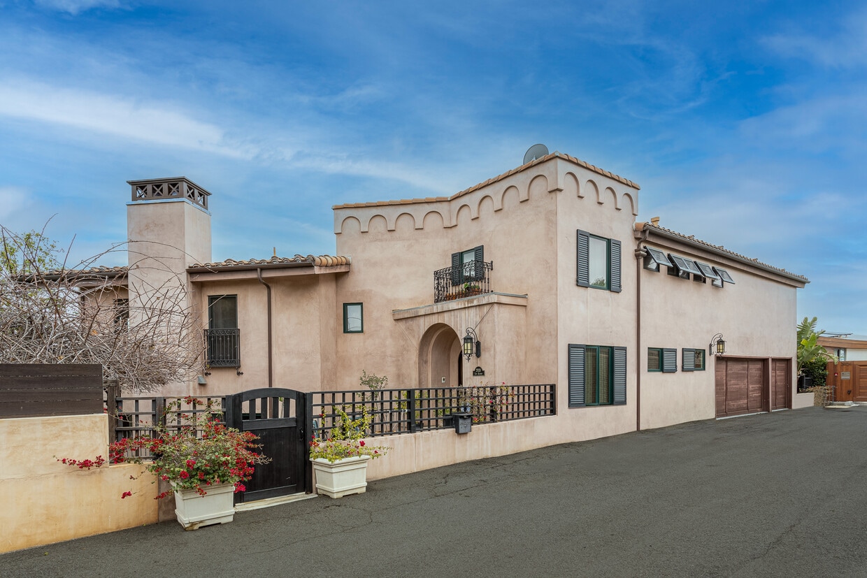 Primary Photo - 2928 Las Alturas St