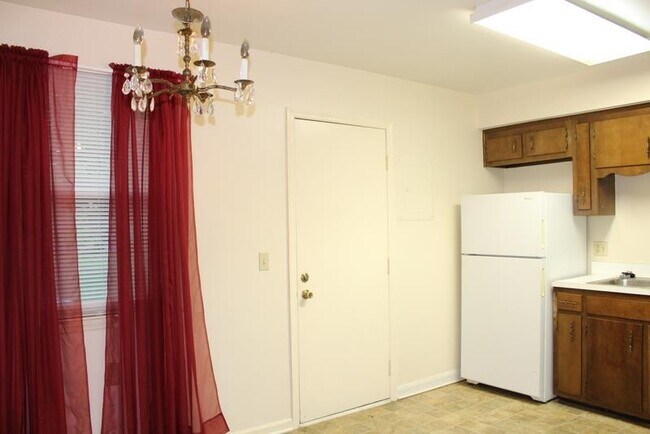 Building Photo - 317 Deer Lake Dr
