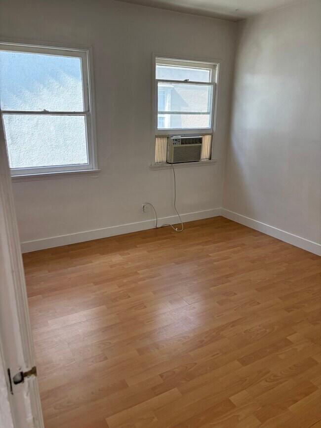 Foto del edificio - 927 1/2 S New Hampshire Ave