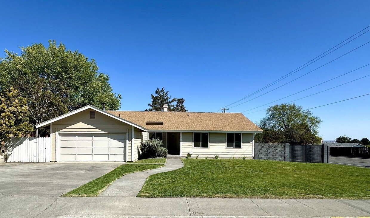 Foto principal - Tasteful 5-Bedroom Home with Dual Primary ...