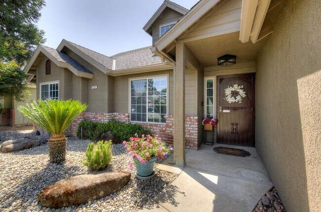 Building Photo - Updated 3/2 Cambridge Near Clovis North