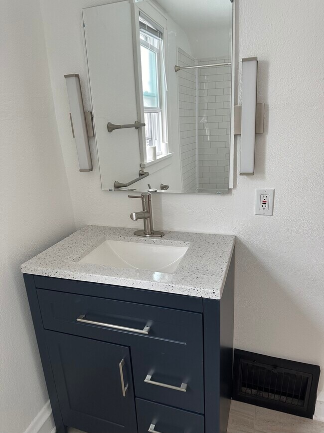 Baño - 736 S 2nd Ave