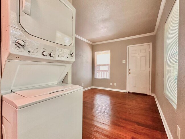 Building Photo - 204 E 30th St